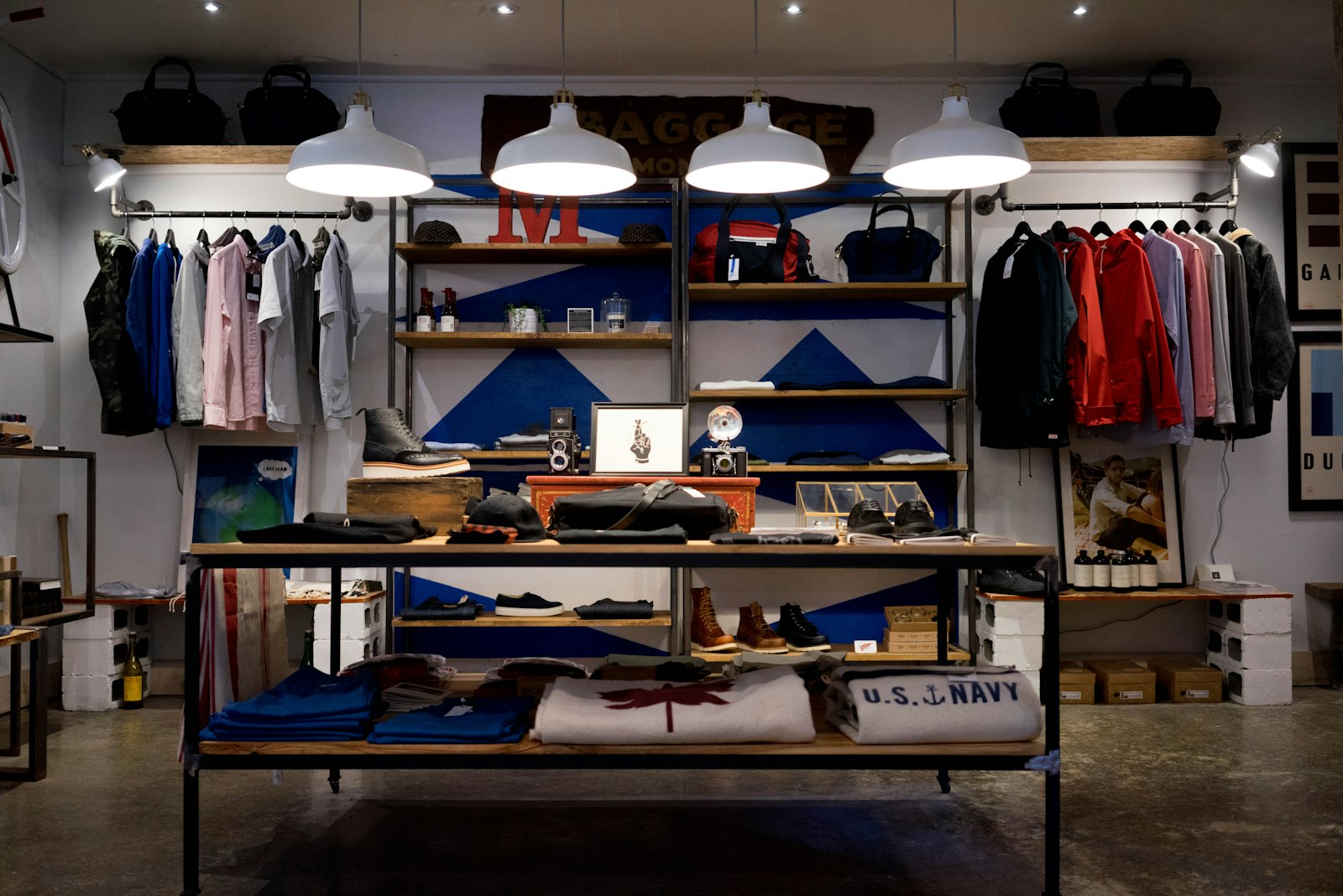 Interior de uma loja de roupa com peças expostas em prateleiras