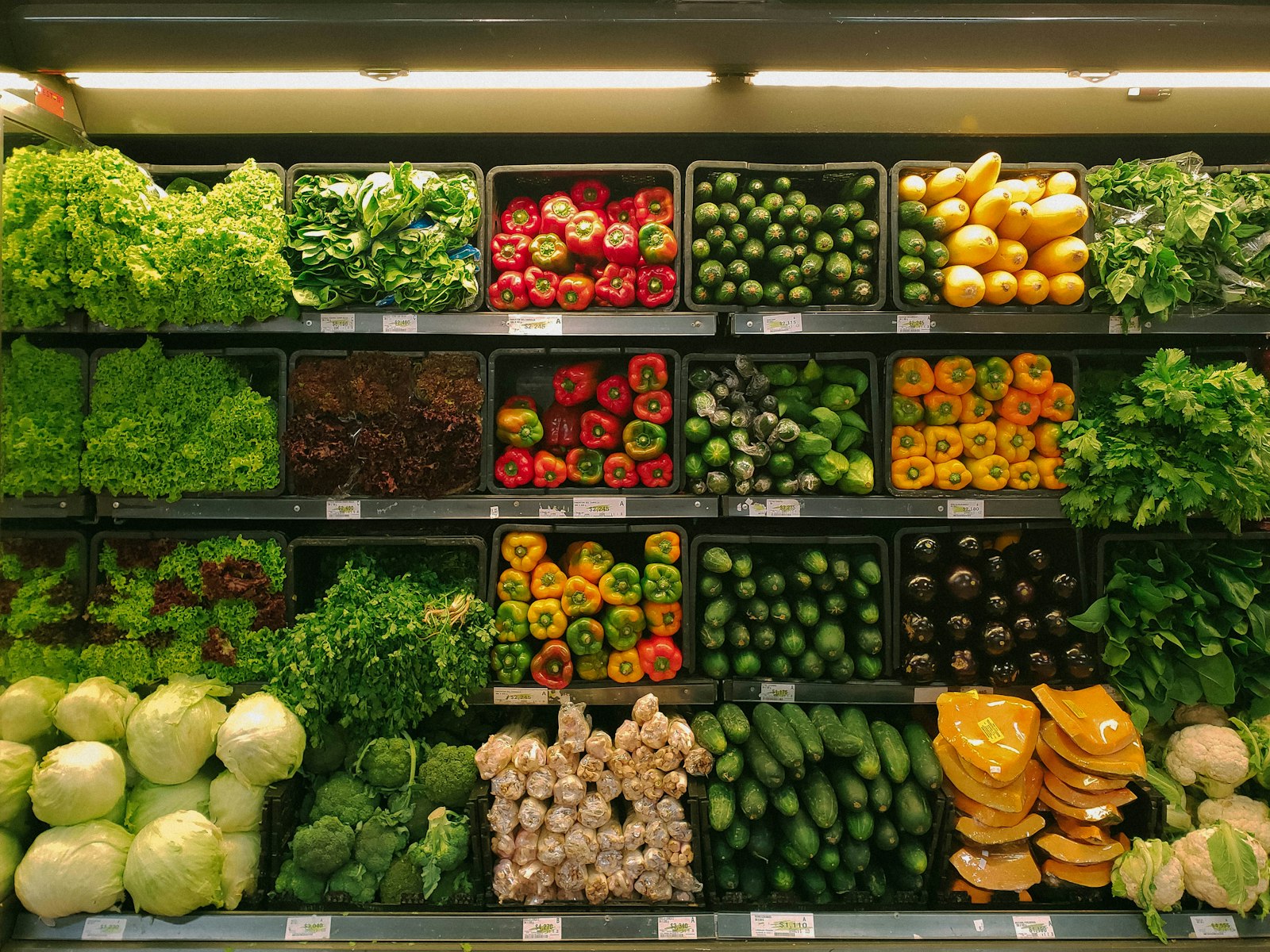 Prateleiras de fruta e legumes num supermercado
